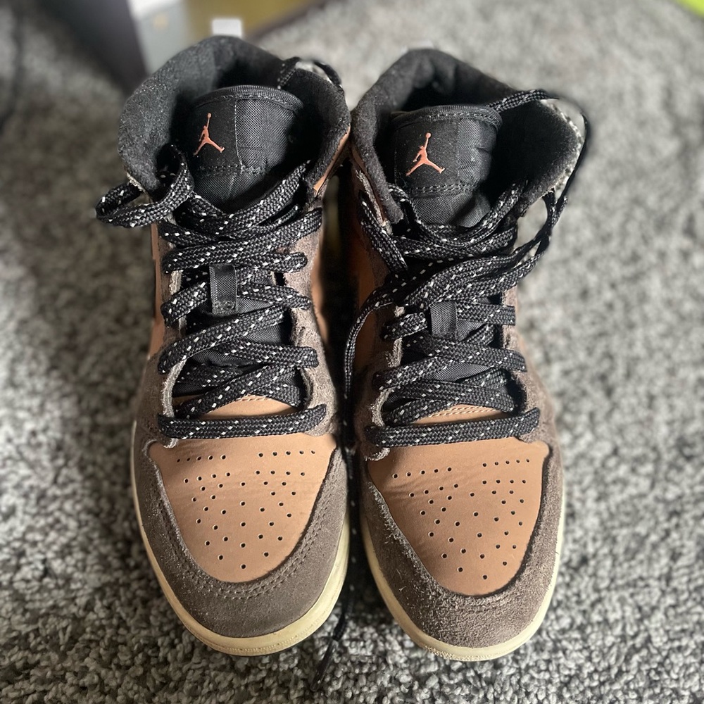 Boys brown mocha Jordan 1s‼️🤎